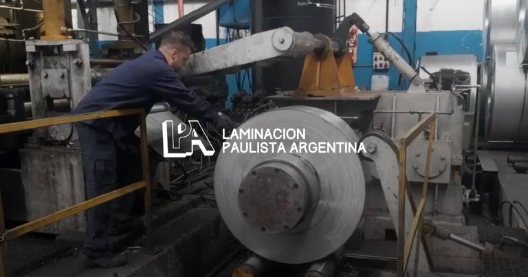 el-proceso-de-laminacion-continua-asegura-laminas-de-aluminio-con-una-uniformidad-excepcional-en-grosor-y-planitud