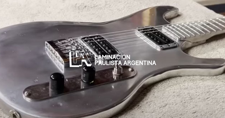 youtuber-construye-una-guitarra-electrica-totalmente-funcional-a-partir-de-1000-latas-de-aluminio